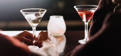 The user asks to translate a title from English to French, return only the translated title, nothing else. The title is:

"The top 10% of drinkers account for more than half of all alcohol consumed in the U.S. Which ..."

We need to translate. Ensure it's a single title. Probably combine into one sentence. French translation:

"Les 10 % supérieurs des buveurs représentent plus de la moitié de tout l'alcool consommé aux États‑Unis, ce qui équivaut à une moyenne de 73,85 boissons par semaine."

Make sure punctuation. Return only that.