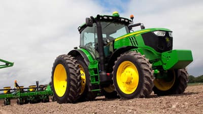 Les agriculteurs aux États‑Unis piratent leurs tracteurs John Deere avec un firmware ukrainien, ce qui semble être le seul moyen de réellement *posséder* les machines et leur logiciel, plutôt que de les louer à vie auprès de John Deere.