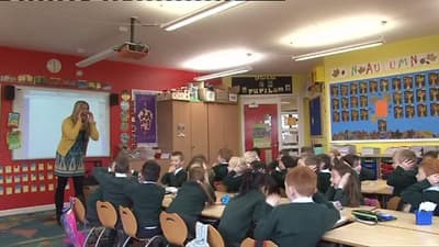 史上最も大きな叫びの世界記録は、アイルランド出身の女性教師が「静かに」と121デシベル（ジェットエンジン並み）の音量で叫んだことです。