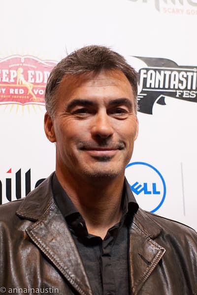 Chad Stahelski, diretor dos filmes John Wick, foi dublê de Keanu Reeves na trilogia Matrix