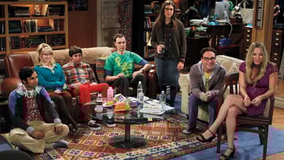 Il cast originale di The Big Bang Theory ha accettato un taglio di stipendio di 100.000 $ affinché gli altri due membri regolari (Mayim Bialik e Melissa Rauch) ottengano un aumento nel 2017.