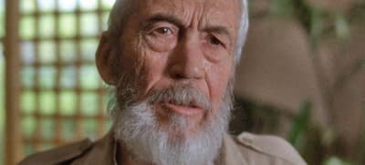 Der legendäre Regisseur, Schauspieler und Pilot John Huston flog einmal über ein Promi‑Golfturnier und ließ 5.000 Ping‑Pong‑Bälle darauf fallen.