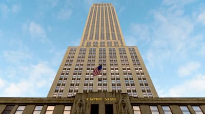Una mujer saltó del piso 86 del Empire State Building, pero solo cayó un piso antes de que una ráfaga de viento la empujara a una repisa. Fue rescatada poco después.