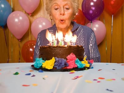 Soplar las velas de cumpleaños aumenta la bacteria en el pastel en un 1.400%.