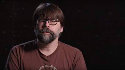 斯蒂芬·金的儿子也是一位成功的作家,但他使用不同的名字以摆脱父亲的阴影。