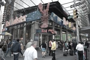 1938年、19歳の時、レッドロブスター創業者ビル・ダーリンは「グリーンフロッグ」という食堂を開き、人種で顧客を分離しないことでジョージア州の法律に挑戦した。