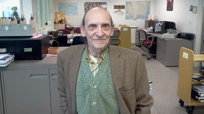 Очень экономный библиотекарь, покойный Роберт Морин, оставил миллионы своих сбережений Университету Нью-Гэмпшира, где работал, а университет потратил миллион долларов из этой суммы на табло нового футбольного стадиона.