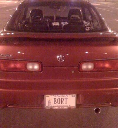 《辛普森一家》剧集《痒痒与抓抓乐园》是为了回应当时正在实施的严格审查法而编写的。福克斯曾试图阻止在节目中加入痒痒与抓抓的卡通，这促使编剧们把该剧集做得尽可能暴力。