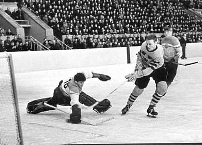 苏联本以为会赢得在莫斯科举行的1957年冰球世锦赛决赛，却输给了瑞典。组织者没有准备好瑞典国歌用于颁奖仪式，于是瑞典球员唱起了一首饮酒歌，并通过扩音系统播放。