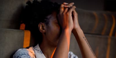 Vulnerabler Narzissmus ist, wenn jemand denkt, dass er wichtig und besonders ist, aber die Leute es nicht bemerken.