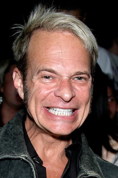 A finales de los 90, con millones en el banco, David Lee Roth se convirtió en EMT con licencia estatal y atendió cientos de llamadas