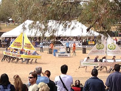 毎年、アリススプリングスでレガッタが開催されます。オーストラリア中部の水不足のため、参加者は底のない「ボート」を乾いた川に運ばなければなりません。1993年に川が水を流したとき、そのレガッタは「雨天のためにキャンセルされた唯一のレガッタ」となりました。