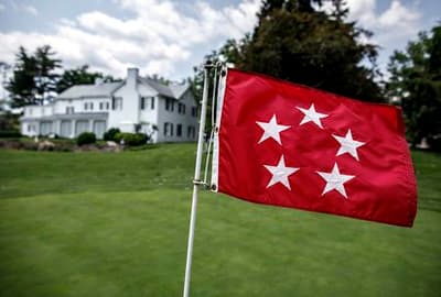 Дуайт Д. Эйзенхауэр хотел присутствовать на выпуске своего сына Джона в Вест‑Пойнте, но не смог этого сделать, потому что был «чуть слишком занят работой». В день выпуска — 6 июня 1944 года — старший Эйзенхауэр руководил союзным вторжением в Нормандию.