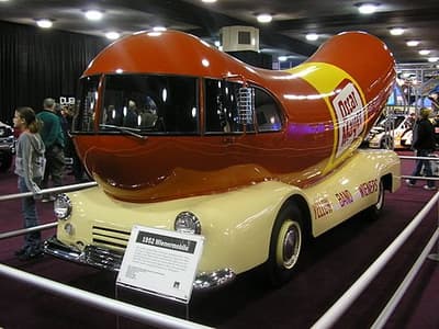 Las personas que conducen los Wienermobiles de Oscar Mayer se llaman Hotdoggers y solo los estudiantes de último año que están a punto de graduarse pueden ser Hotdoggers.