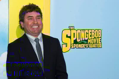 Nachdem Stephen Hillenburg, der Schöpfer von SpongeBob Schwammkopf, die High School abgeschlossen hatte, arbeitete er in den Sommern als Fritteusenkoch in einem Restaurant in Islesford, Maine, das als Islesford Dock Restaurant bekannt war. Das Restaurant diente später als Inspiration für das Krusty Krab in der Serie.