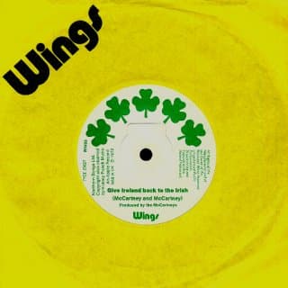 1972 schrieb der legendäre englische Songwriter Paul McCartney das Lied „Give Ireland Back to the Irish“. Es wurde sofort im Vereinigten Königreich verboten und in den USA kaum gespielt, war jedoch in Irland Nummer eins.
