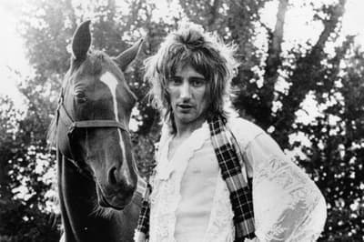 Zanger Rod Stewart nam cocaïne anaal om zijn stem te beschermen. Hij kocht verkoudheidscapsules, haalde de inhoud eruit, vulde ze met cocaïne en zette ze anaal in.