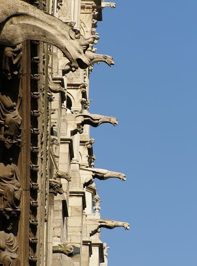 Gargoyles worden alleen als gargoyles beschouwd als ze regenwater opvangen en uit hun mond spuwen. Anders worden ze grotesken genoemd.