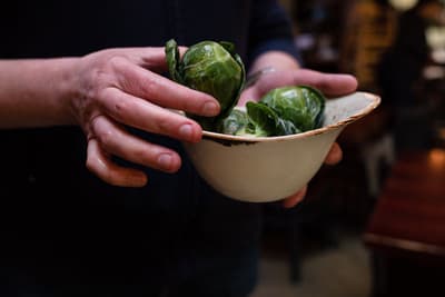 今天种植的抱子甘蓝味道更好，因为它们在基因上有所不同。1990年代，荷兰的研究发现了苦味较低的传统品种，并对其进行育种，使其更美味且产量更高。