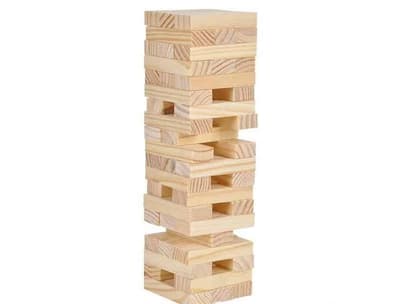 Die Firma, die das Jenga‑Spiel herstellt, wollte den Namen zunächst in „Timber!“ oder „Tumbling“ ändern. Das lag daran, dass er nicht zeigte, wie das Spiel gespielt wird, und die Leute nicht wüssten, was er bedeutet. Die ursprüngliche Erfinderin lehnte ab, weil sie dachte, der Name würde später eine Bedeutung bekommen.