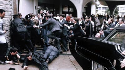 The user asks to translate a title from English to French, return only the translated title, nothing else.

We must comply. The title is:

"After the Reagan assassination attempt, the top aides didn't have the briefcase containing the codes for launching nuclear missiles, the Veep was unavailable, & no-one knew what to do. A Soviet sub then moved closer than usual to the US."

We need to translate to French, preserving meaning, possibly adjusting punctuation. The title is long. French translation:

"Après la tentative d'assassinat de Reagan, les principaux assistants n'avaient pas la mallette contenant les codes de lancement des missiles nucléaires, le vice-président était indisponible, et personne ne savait quoi faire.