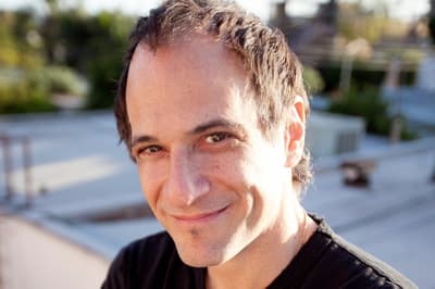 杰森·佩奇，原版《宝可梦》主题曲的演唱者，录制时并未预料到这首歌会走红，也对该系列一无所知。他认为这首歌在自己职业生涯中相对次要，因为他曾与迈克尔·杰克逊、比利·乔尔和弗兰基·瓦利合作。