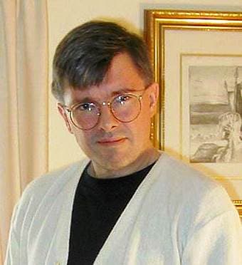 “要了解谁在统治你，只需找出你不能批评的人”常被错误归于伏尔泰，实则出自1993年凯文·阿尔弗雷德·斯特罗姆的文章。