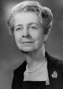 Après avoir perdu son poste au département d'anatomie de son université en 1938, Rita Levi‑Montalcini a installé un laboratoire dans sa chambre et étudié la croissance des fibres nerveuses chez les embryons de poulet. Ces recherches ont conduit à la découverte du facteur de croissance nerveuse, qui lui a valu le prix Nobel en 1986.