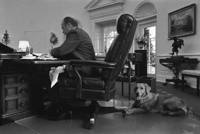 Hoe heeft de hond van voormalig president Gerald Ford geholpen vergaderingen in het Oval Office te beëindigen?
