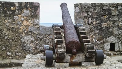 Hoewel de 1812-oeuvre van Tsjaikovski geschreven is om kanonnen en kathedralklokken te bevatten, bleek het synchroniseren daarvan met een orkest vrijwel onmogelijk. Pas in 1954 mengde componist Antal Doráti een studiorecording met kanonnen en klokken, waardoor het eindelijk zoals bedoeld kon worden uitgevoerd.