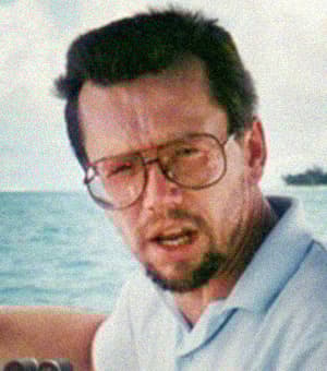 Larry Hillblom, das „H“ von DHL, unternahm regelmäßig „Sex‑Safari“-Reisen nach Asien, um minderjährige Mädchen zu missbrauchen. Als er bei einem Flugzeugabsturz starb, konnten vier seiner unehelichen Kinder jeweils 50 Millionen Dollar aus seinem Nachlass fordern.