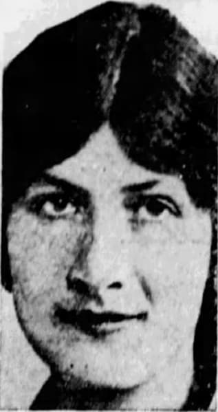 Conoce a Rhea Clyman, una periodista judía canadiense que viajó a la Unión Soviética y realizó informes sobre los campos de trabajo siberianos y el Holodomor. Esto provocó su deportación en 1933, tras lo cual informó sobre la Alemania nazi hasta 1938, cuando se vio obligada a huir por el creciente antisemitismo.