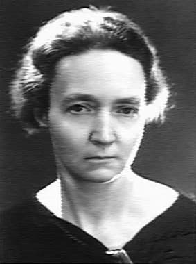 Irène Curie e seu marido receberam um Prêmio Nobel por sua descoberta da radioatividade artificial, 30 anos após os pais de Irène receberem seu Prêmio Nobel. Ela morreu devido à exposição excessiva à radiação, assim como seus pais. Seus filhos ainda estão vivos e também são cientistas proeminentes.