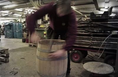 في ثلاثينيات القرن التاسع عشر زرعت البحرية السويدية 300 000 شجرة بلوط لاستخدامها في بناء السفن في المستقبل البعيد. عندما علموا أن الأشجار نمت بالكامل في عام 1975، لم يكن لها فائدة كبيرة لأن السفن الحربية الحديثة تُبنى من المعدن.