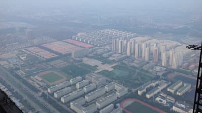 Il y a environ cinquante villes fantômes en Chine. D'après la consommation d'électricité, on estime qu'il y a plus de 60 000 000 d'appartements totalement inoccupés.