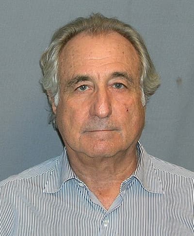 De werking van de grootste fraude in de Amerikaanse geschiedenis was vrij simpel. Bernie Madoff stortte al het geld van zijn investeerders op zijn Chase-bankrekening en betaalde hen naar behoefte. Op het hoogtepunt bedroeg zijn saldo meer dan een miljard. Het plan stortte in toen hij zonder geld kwam.
