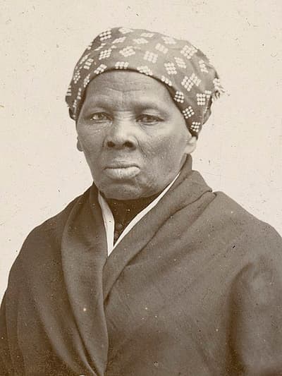 Harriet Tubman escapou da escravidão nos estados do sul, retornou repetidamente para libertar mais 70 escravizados e, após a Lei dos Escravos Fugitivos, guiou fugitivos ao Canadá; na Guerra Civil ajudou o Exército da União.