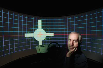 Игра в экшен‑видеоигры может тренировать мозг принимать правильные решения быстрее. Игроки видеоигр могут развить повышенную чувствительность к происходящему вокруг, например к повседневным действиям, таким как вождение, чтение мелкого шрифта или ориентирование в городе.