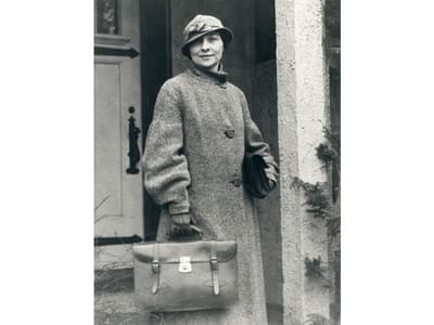 Elizebeth Smith Friedman, la prima crittanalista donna d'America, lavorò come decodificatrice e smantellò con successo una rete di spie naziste in Sud America negli anni ’40. Il direttore dell'FBI J. Edgar Hoover si attribuì il merito fino alla declassificazione dei documenti nel 2008.