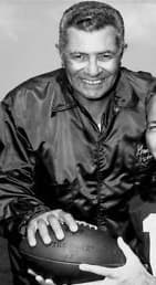 Винс Ломбарди требовал от игроков и тренеров «ничего, кроме принятия» всех людей и немедленно увольнял бы тренера или освобождал игрока, если тот оскорблял сексуальную ориентацию геев‑игроков и сотрудников офиса.