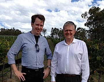 物理学家布赖恩·施密特与同事肖恩·卡罗尔打赌，认为我们在20年内不会知道宇宙密度参数的数值。布赖恩亲自算出该值，输掉赌注，却因此获诺奖。