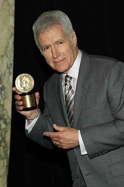 En 1998, Alex Trebek a donné 74 acres de terrain ouvert (valant 2 millions de dollars à l'époque) dans les collines de Hollywood à Los Angeles, à des fins de conservation et comme corridor faunique.