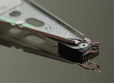 Los discos duros ordinarios y baratos de computadora no funcionan de manera fiable por encima de los 10 000 pies de altitud, porque requieren una capa de aire denso para que la cabeza magnética flote. Sin esa densidad de aire, la cabeza rayará el disco. Las personas que viven por encima de los 10 000 pies deben comprar discos duros especiales.