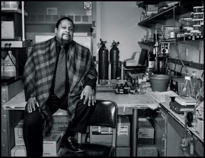 生物学家泰隆·海耶斯发表了一项实验，证明杀虫剂阿特拉津能使雄性青蛙变成雌性青蛙。对此，制造商先正达花了多年时间监视他，并开展了一场广泛的活动，试图制造一场丑闻来结束他的职业生涯。