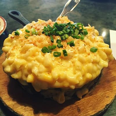 Los macarrones con queso se originaron en el siglo XIV. Una receta de inglés medio los describe así: "Toma y haz una fina capa de masa, córtala en trozos y colócala en agua hirviendo, cocínala bien. Toma queso, rállalo, añade mantequilla y mezcla, luego sirve."