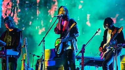 Tame Impala é uma pessoa única chamada Kevin Parker, que escreve, toca e produz toda a música gravada, mas faz turnês com um grupo de outros músicos para formar a banda ao vivo completa.