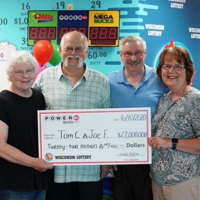 Los amigos Thomas Cook y Joseph Feeney se dieron la mano en 1992, jurando que si alguno de los dos ganaba el premio mayor de Powerball, compartirían las ganancias. Pues el poder de la amistad y un apretón de manos dio sus frutos: 28 años después, Tom ganó 22 millones de dólares y dividió el premio con su amigo.