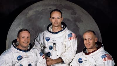1969, auf dem Höhepunkt des Kalten Krieges, trug die Besatzung von Apollo 11 Gedenkmedaillen zum Mond, um zwei sowjetische Kosmonauten zu ehren, die im Rahmen des sowjetischen bemannten Raumfahrtprogramms gestorben waren.