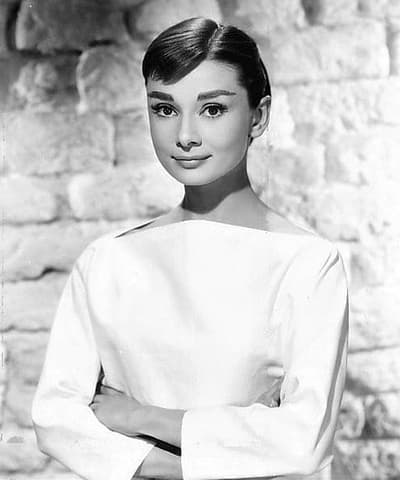 Audrey Hepburn était une enfant prodige de la danse classique et, pendant la Seconde Guerre mondiale, elle donnait des représentations de danse silencieuse pour collecter des fonds pour la résistance néerlandaise. À mesure que l'occupation empirait, des années de malnutrition l'avaient affaiblie trop pour pouvoir jamais avoir une carrière viable de ballerine, elle se tourna donc vers la comédie à la place.
