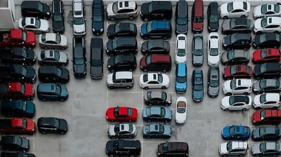 In den USA gibt es 2 Milliarden Parkplätze für etwa 200 Millionen Autos. Die Parkfläche pro Auto ist damit größer als die Wohnfläche pro Mensch.